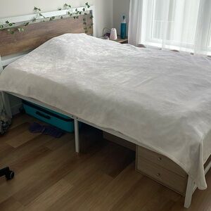 White bed cover